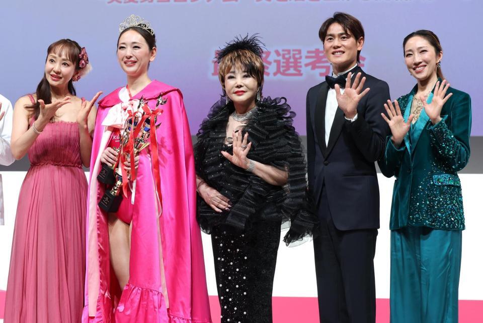 笑顔の（左から）神田うの、グランプリの吉田和子さん、たかの友梨、上重聡、水夏希（撮影・金田祐二）