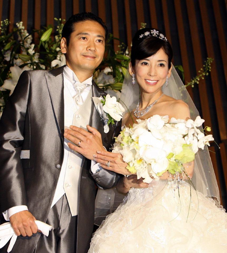 結婚式で幸せそうに寄り添う川島なお美さん（右）と鎧塚俊彦氏＝０９年６月