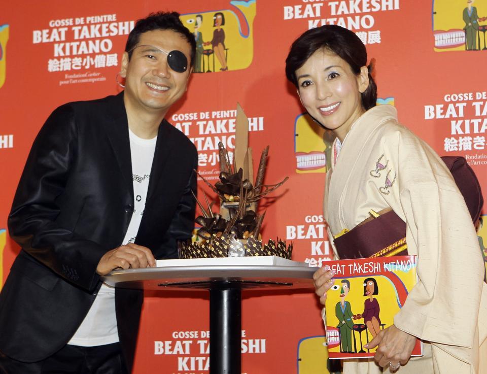 ビートたけしの作品展にお祝いのケーキを持参して来場した鎧塚俊彦、川島なおみ夫妻＝２０１２年