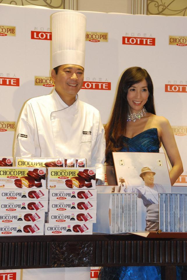 アイパッチを外して登場した鎧塚俊彦氏（左）と夫の誕生日を祝福した川島なお美＝１２年１０月