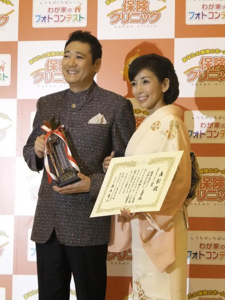 アツアツぶりを見せつけた川島なお美と鎧塚俊彦氏＝１１年９月