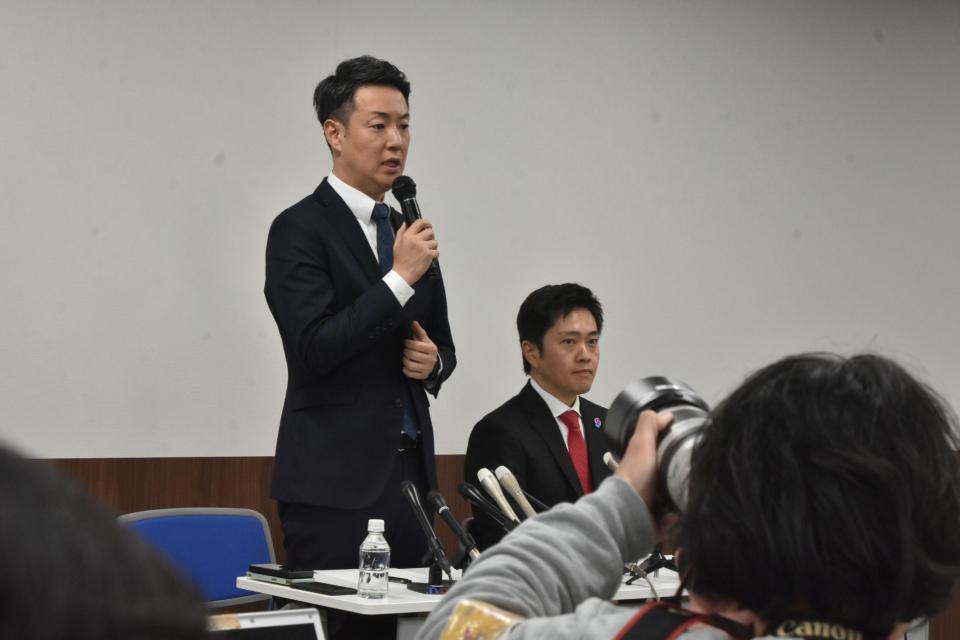 会見に臨んだ吉村洋文大阪府知事（右）と横山英幸大阪市長