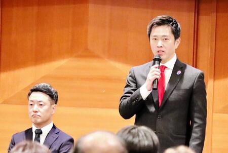 大阪府知事を辞職し出直し選に挑戦する意向を正式表明した日本維新の会代表の吉村洋文氏（右）。左は同党副代表で、大阪市長の横山英幸氏