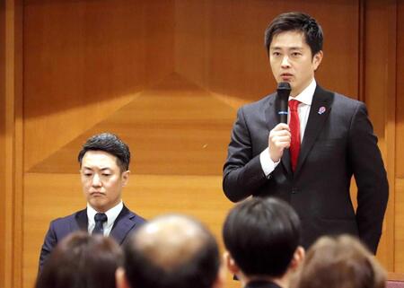 全体会議に出席した吉村洋文大阪府知事（右）と横山英幸大阪市長