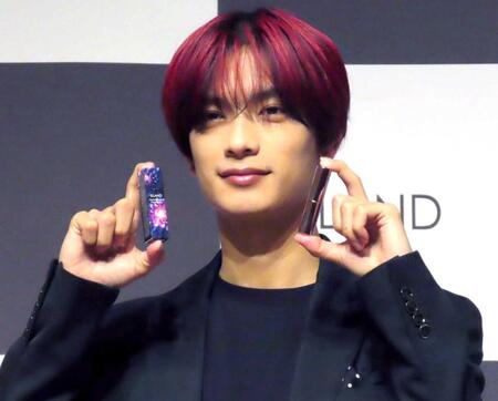 赤い髪色に黒のセットアップで登場した高橋恭平