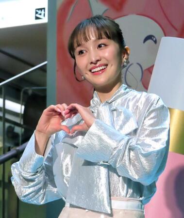 キュートなポーズを決める百田夏菜子