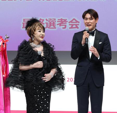 取材に応じるたかの友梨と上重聡アナ（撮影・金田祐二）