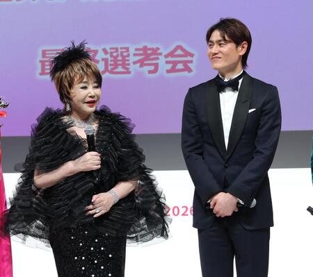 取材に応じるたかの友梨と上重聡アナ（撮影・金田祐二）