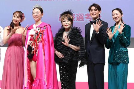 取材会で手を振る（左から）神田うの、グランプリの吉田和子さん、たかの友梨氏、上重聡アナ、水夏希（撮影・金田祐二）