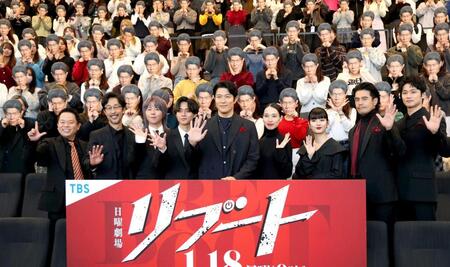 　自身の顔に“リブート”する観客に囲まれ手を振る鈴木亮平（中央）＝撮影・金田祐二