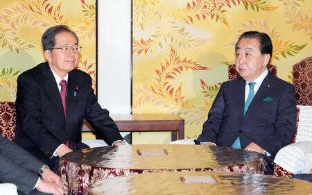 　党首会談に臨む立憲民主党の野田代表（右）と公明党の斉藤代表（１５日）