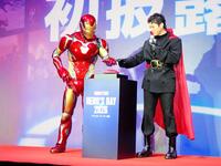 アイアンマンとボタンを押す山田裕貴