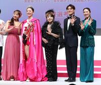 （左から）神田うの、グランプリの吉田和子さん、たかの友梨、上重聡、水夏希（撮影・金田祐二）