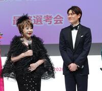 取材に応じるたかの友梨と上重聡アナ（撮影・金田祐二）