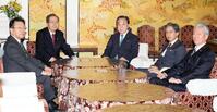 　党首会談に臨む立憲民主党の野田代表（中央）と公明党の斉藤代表（左から２人目）ら（１５日）