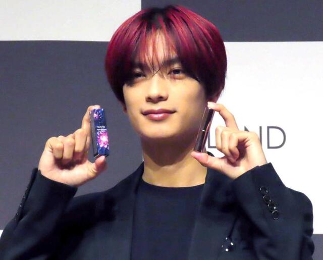 赤い髪色に黒のセットアップで登場した高橋恭平