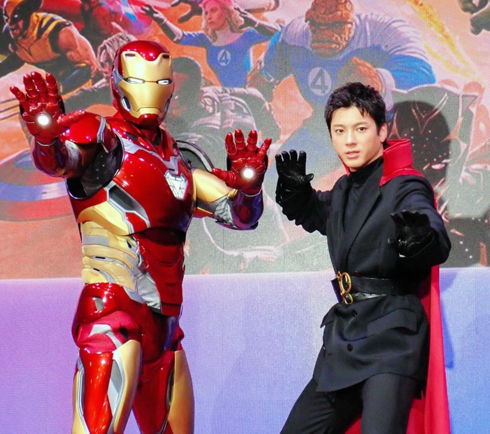 アイアンマンとポーズを決める山田裕貴