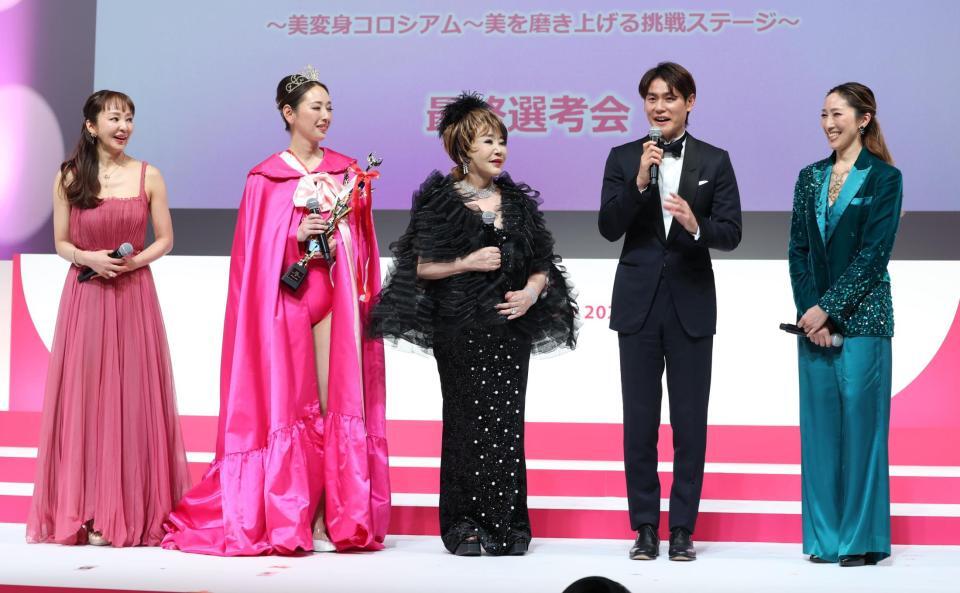 トークで盛り上がる（左から）神田うの、グランプリの吉田和子さん、たかの友梨、上重聡アナ、水夏希（撮影・金田祐二）