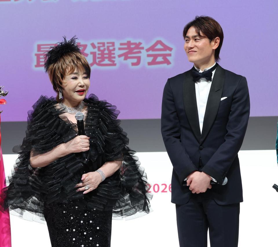 取材に応じるたかの友梨と上重聡アナ（撮影・金田祐二）