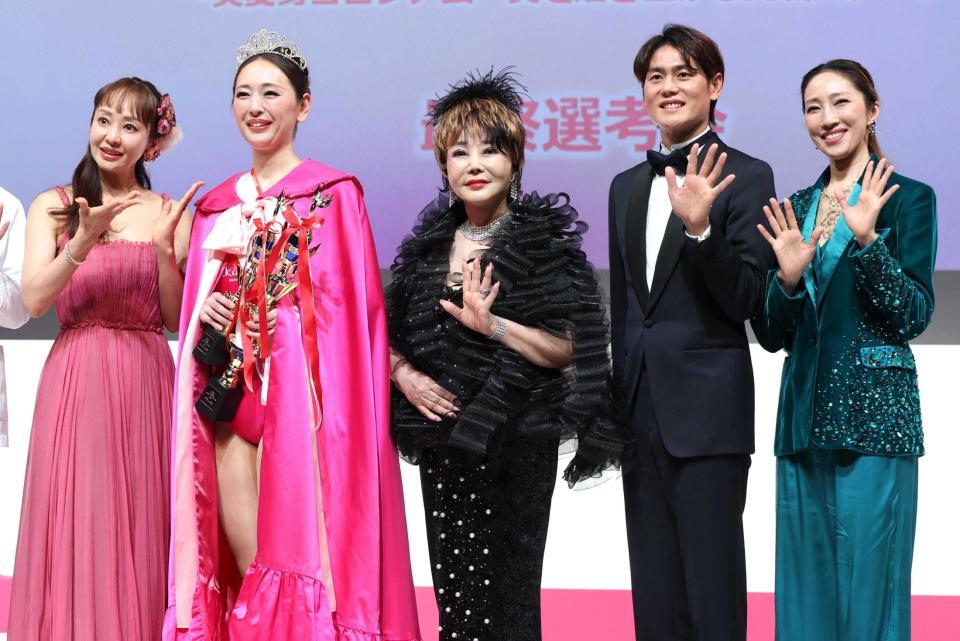 取材会で手を振る（左から）神田うの、グランプリの吉田和子さん、たかの友梨氏、上重聡アナ、水夏希（撮影・金田祐二）