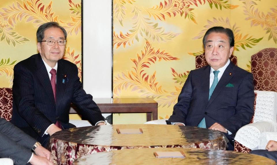 　党首会談に臨む立憲民主党の野田代表（右）と公明党の斉藤代表（１５日）