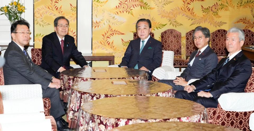 　党首会談に臨む立憲民主党の野田代表（中央）と公明党の斉藤代表（左から２人目）ら（１５日）