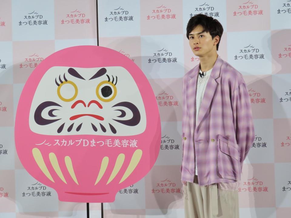 　ダルマにまつげと目を入れた草川拓弥