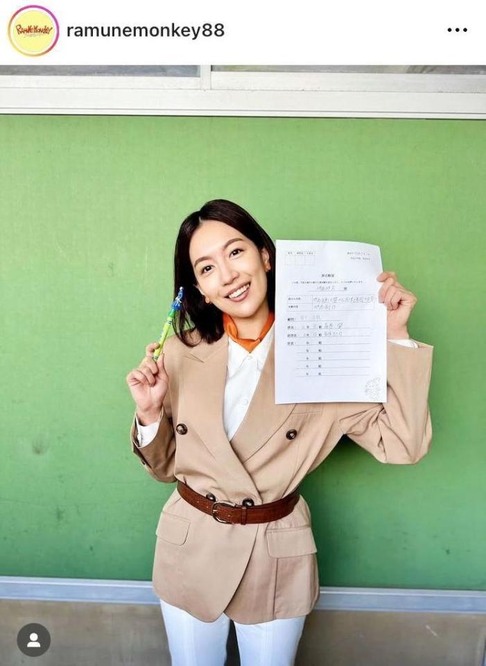 「マチルダ」先生（木竜麻生）。ラムネモンキー」の公式インスタグラム＠ｒａｍｕｎｅｍｏｎｋｅｙ８８より