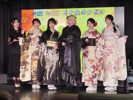 ≠ＭＥの蟹沢萌子（左端）、川中子奈月心（中央）と（左から２番目より）≒ＪＯＹの逢田珠里依、江角怜音、大西葵、山田杏佳