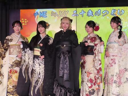 ≠ＭＥの川中子奈月心（中央）と（左から）≒ＪＯＹの逢田珠里依、江角怜音、大西葵、山田杏佳