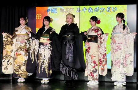 　≠ＭＥの川中子奈月心（中央）と（左から）≒ＪＯＹの逢田珠里依、江角怜音（１人おいて）大西葵、山田杏佳