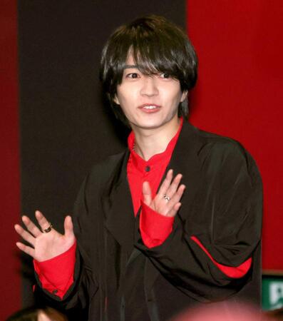 　手を振る西畑大吾（撮影・伊藤笙子）