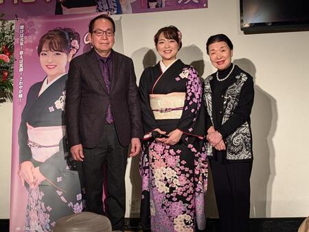 松原さとし氏（左）とさわだすずこ氏（右）とともに笑顔を見せる平山花羽