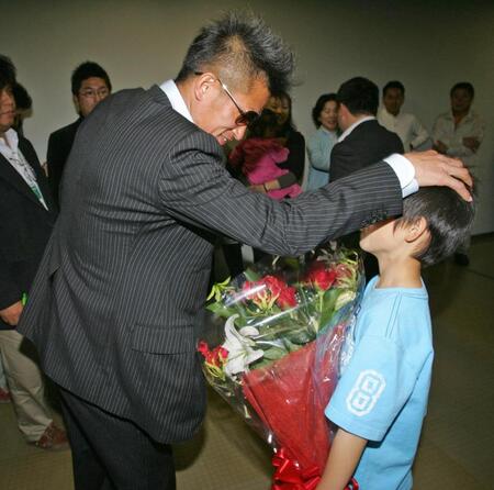 【07年4月】息子の良太君の頭をなでる横浜ＦＣ時代の三浦知良