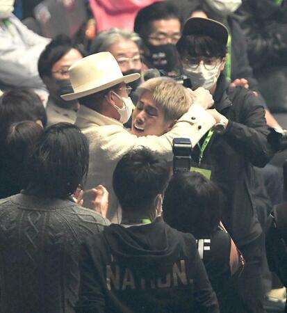 【21年12月】ＲＩＺＩＮ３３で父・三浦知良に祝福される次男の孝太