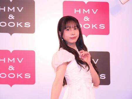 ファースト写真集「うたかた」の発売記念イベントを行った野中ここな