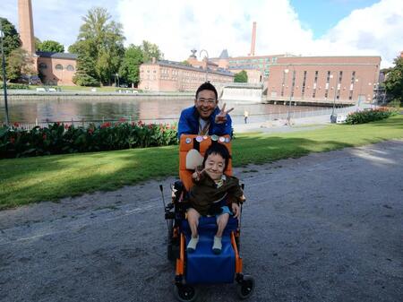 ＴＢＳ系「大輝のミラクルジャーニー　～１９歳の夏　僕は車イスで海を越えた～」でフィンランドに赴いた八嶋智人（後列）と秋山大輝さん