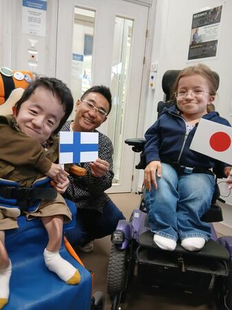 自身と同じ病気の少女と出会った八嶋智人（中央）と秋山大輝さん（左）