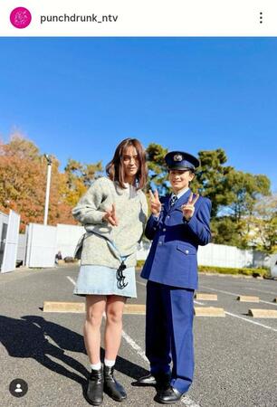 護送車に乗る内村優（沢村玲、左）。「パンチドランク・ウーマン」のオフショット。公式インスタグラム＠ｐｕｎｃｈｄｒｕｎｋ＿ｎｔｖより 