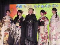 ≠ＭＥの川中子奈月心（中央）と（左から）≒ＪＯＹの逢田珠里依、江角怜音、大西葵、山田杏佳