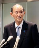 横浜市内で記者団の取材に応じる自民党の菅元首相＝1７日午前