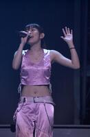 熱唱するＳＰＥＥＤの島袋寛子＝２００３年