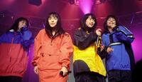 １９９６年１１月１２日のコンサトートで熱唱するＳＰＥＥＤの（左から）新垣仁絵、今井絵理子、島袋寛子、上原多香子