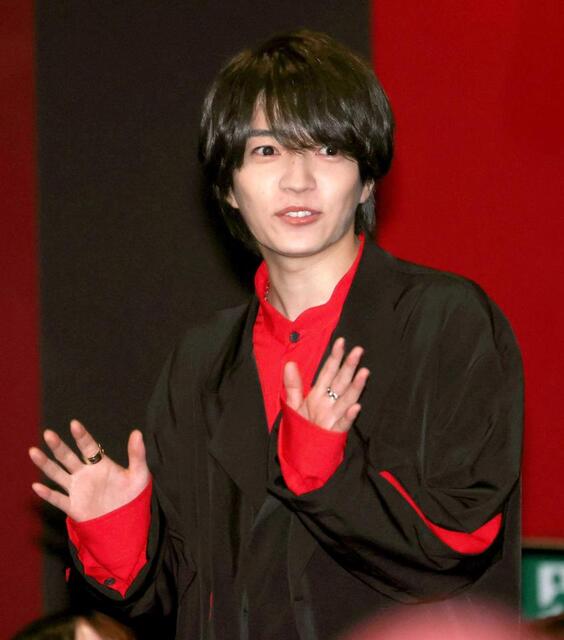 　手を振る西畑大吾（撮影・伊藤笙子）