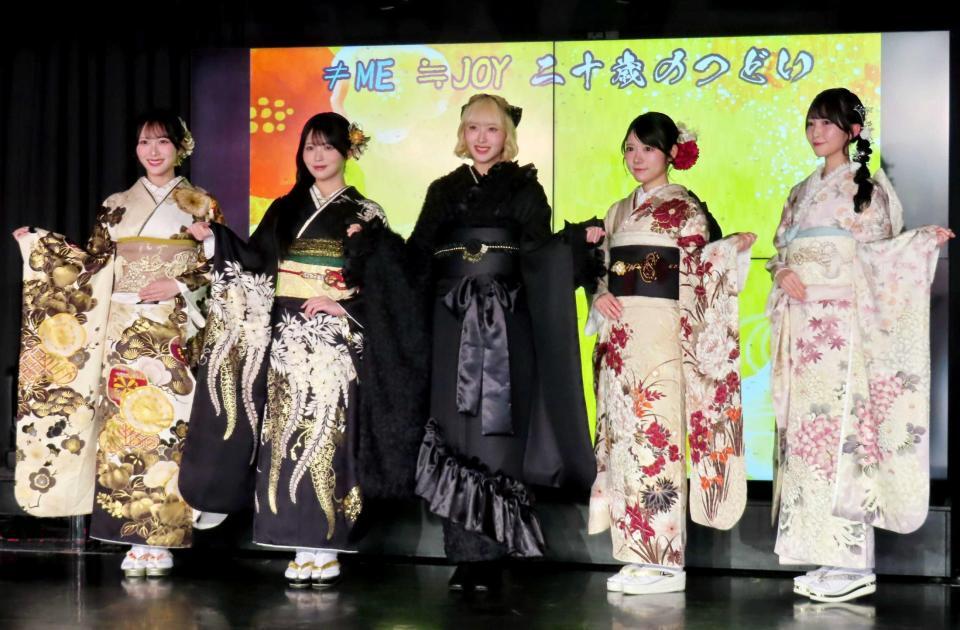 　≠ＭＥの川中子奈月心（中央）と（左から）≒ＪＯＹの逢田珠里依、江角怜音（１人おいて）大西葵、山田杏佳