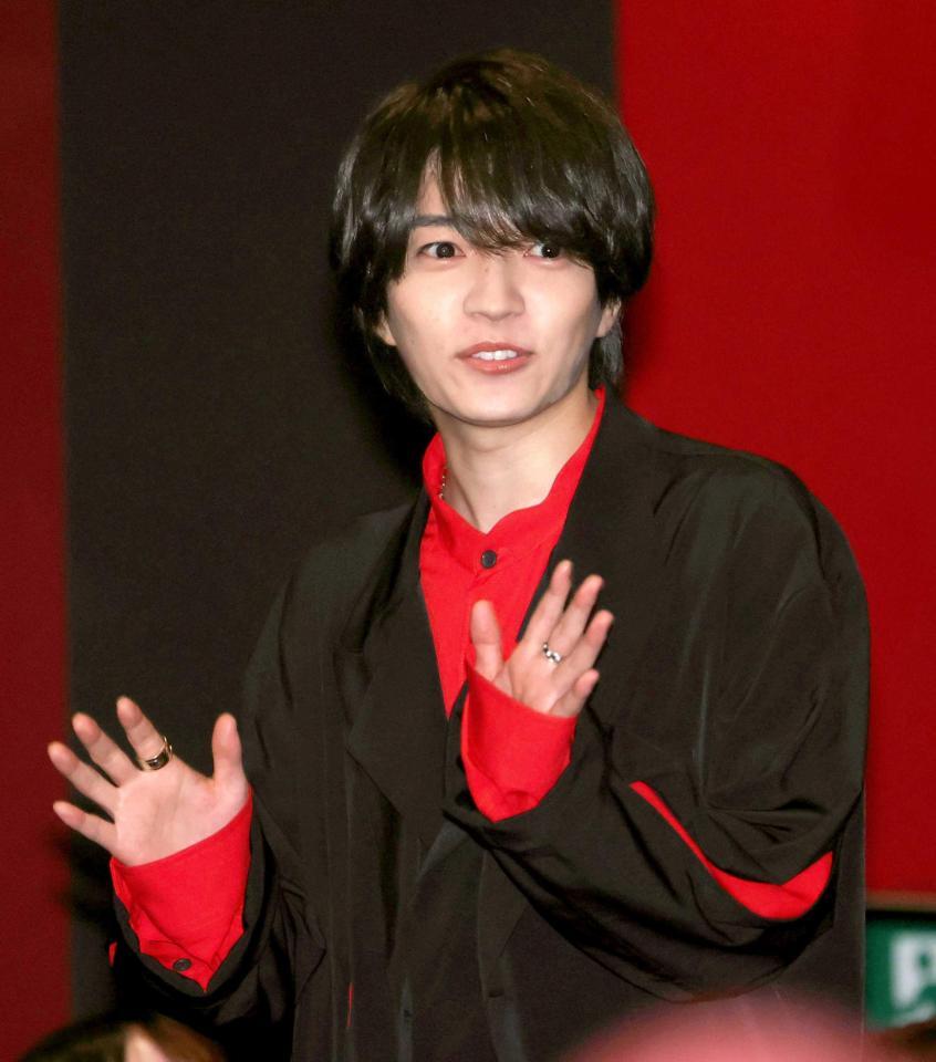 　手を振る西畑大吾（撮影・伊藤笙子）