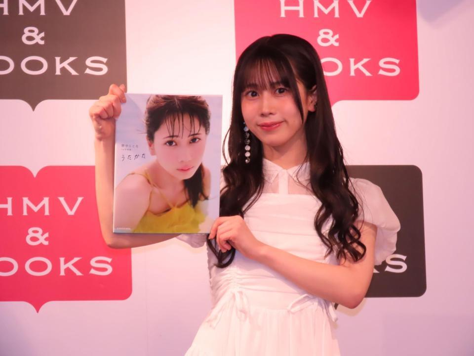 ファースト写真集「うたかた」の発売記念イベントを行った野中ここな