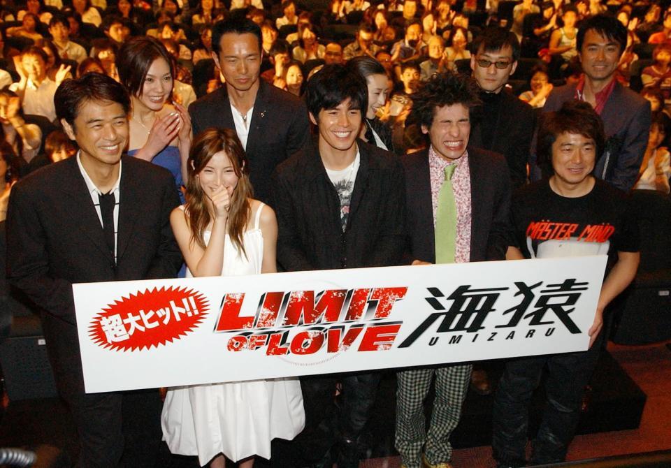 映画「海猿」のイベントに登壇した石黒賢（後列右）と伊藤英明（前列中央）＝２００６年５月