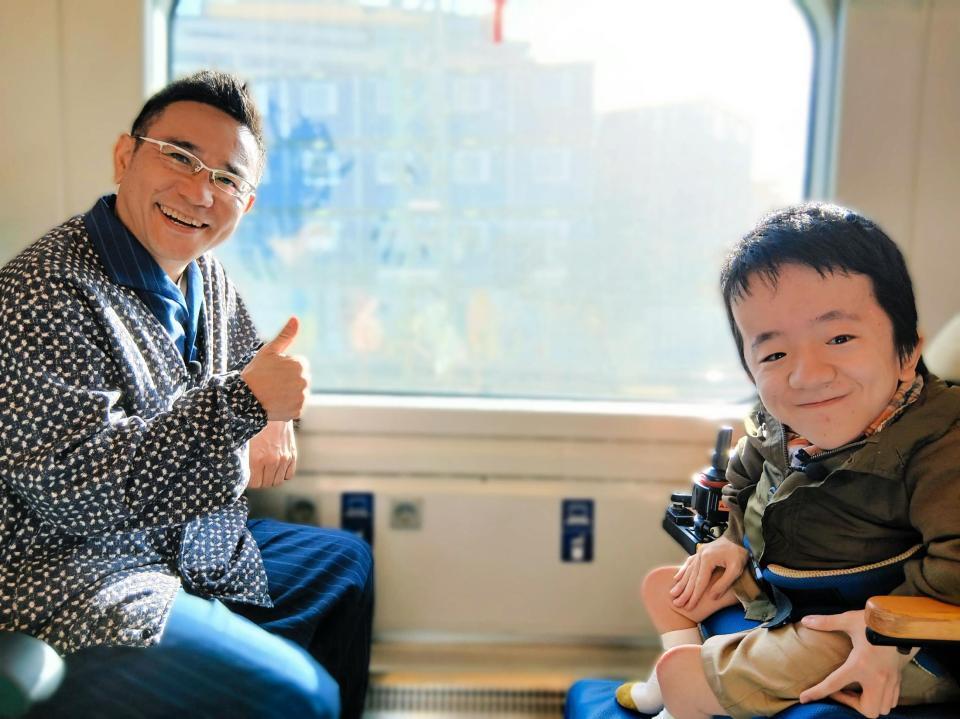 ＴＢＳ系「大輝のミラクルジャーニー　～１９歳の夏　僕は車イスで海を越えた～」でフィンランドに赴いた八嶋智人（左）と秋山大輝さん