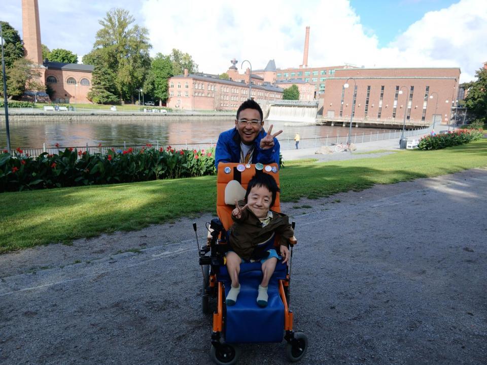 ＴＢＳ系「大輝のミラクルジャーニー　～１９歳の夏　僕は車イスで海を越えた～」でフィンランドに赴いた八嶋智人（後列）と秋山大輝さん